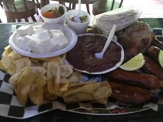 Boquitas con queso, chicharrón y tajadas