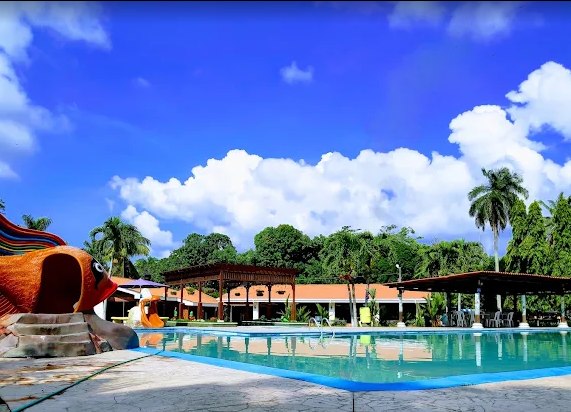 Vista panorámica de la piscina de Club Jaremar