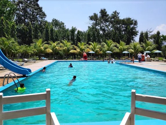 Niños nadando junto al tobogán azul