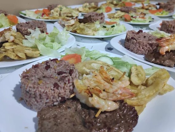 Camarones, arroz y carne