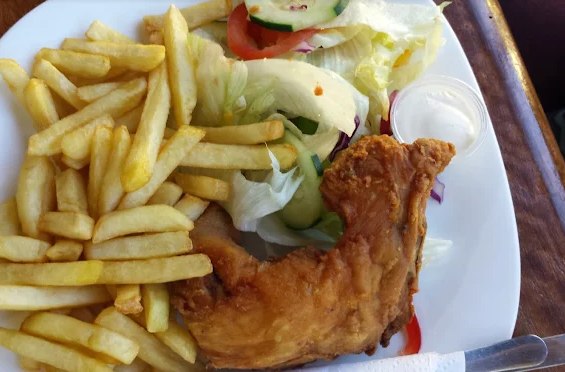 Pescado frito con papas y ensalada