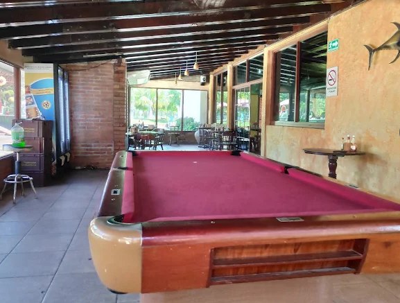 Mesa de billar en salón techado